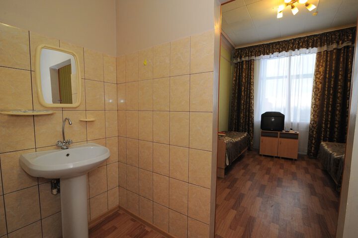 Room 10 of 100
