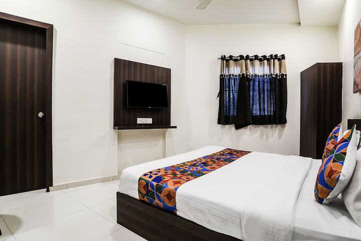 Room 28 of 34
