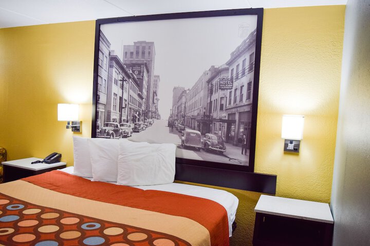 1 King Bed (3 of 9)