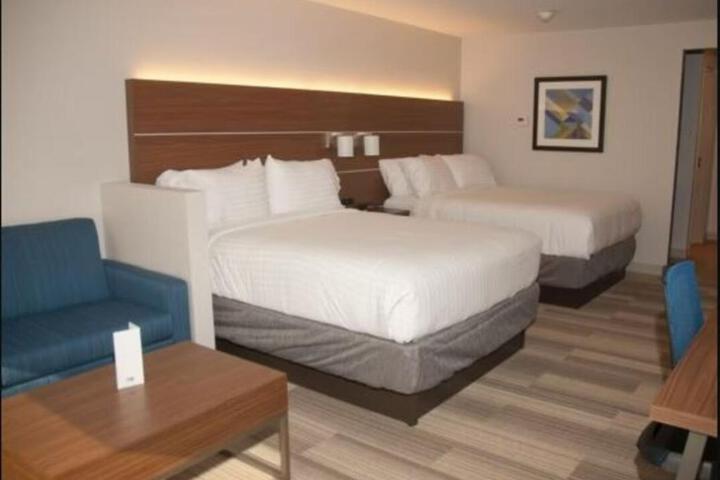 2 Queen Beds (5 of 5)