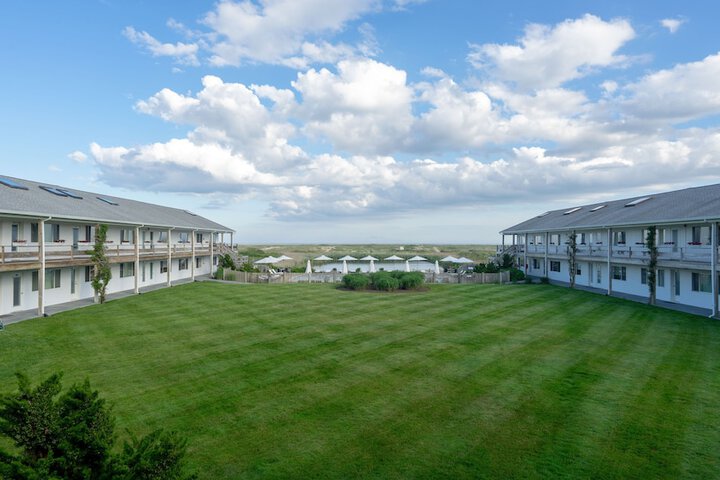 Hotel Exterior 142 of 152