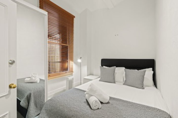 Room 16 of 318