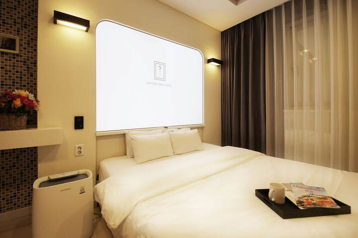 Room 9 of 12