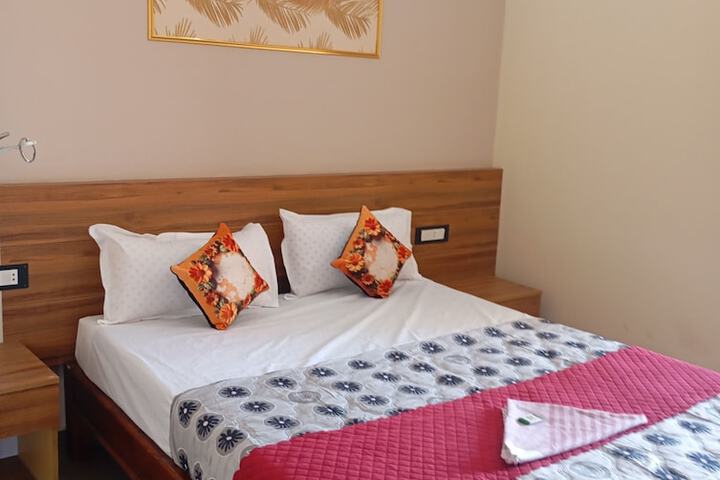Room 4 of 9