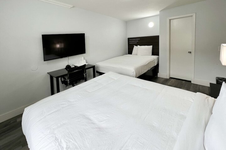 1 Queen Bed Micfridge (7 of 9)