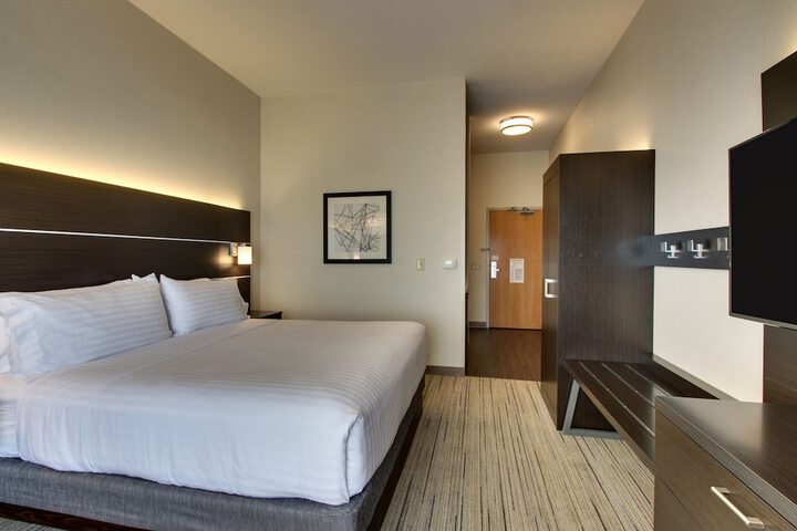 1 King Bed (6 of 37)