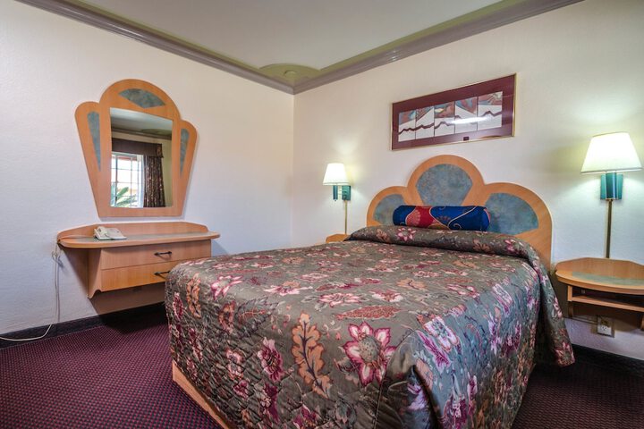 1 Bedroom Standard Queen Bed (5 of 6)