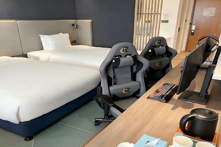Room 32 of 66