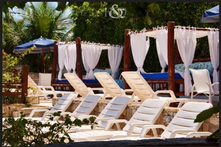 Hotel Pool
