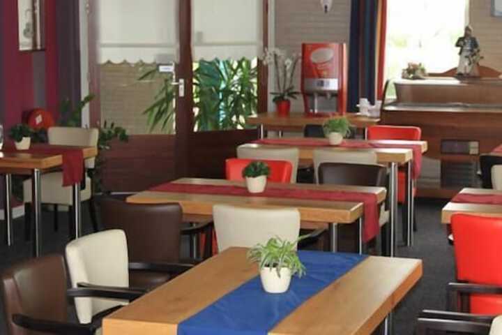 Dining 2 of 7