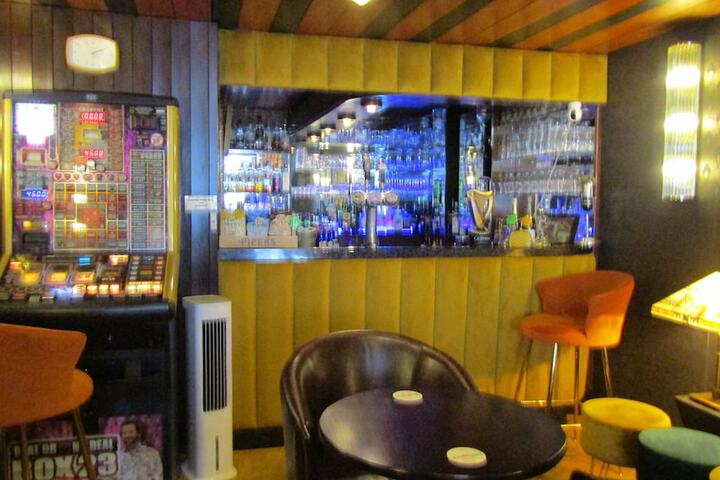 Lounge 78 of 99