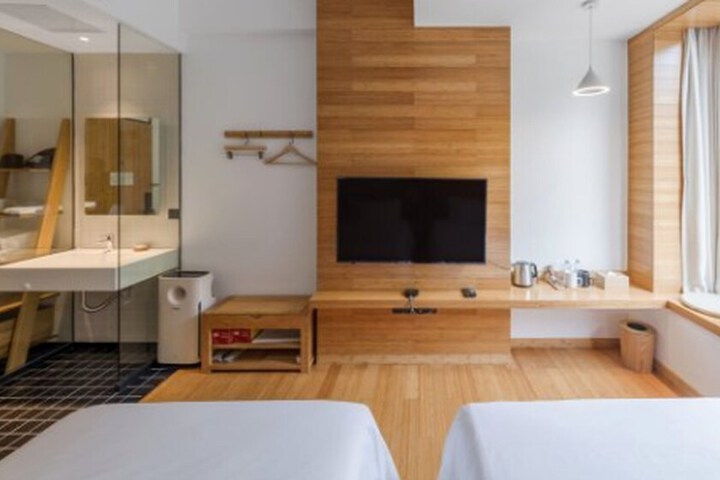 Room 12 of 20