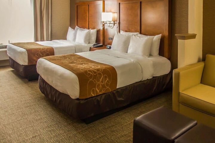 2 Queen Beds (16 of 20)