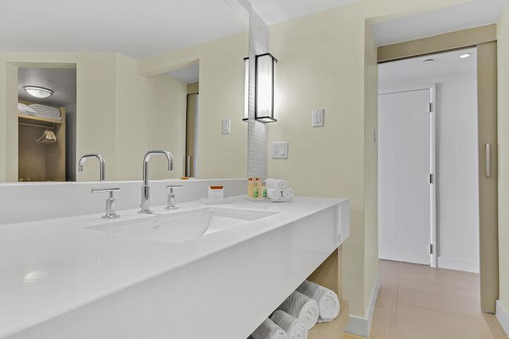 Room 2 of 68