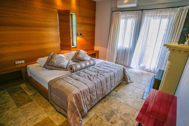 Room 6 of 28