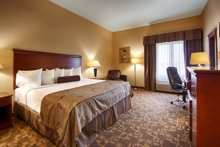 1 King Bed Microwave and Refrigerator WiFi Full Breakfast (3 of 4)