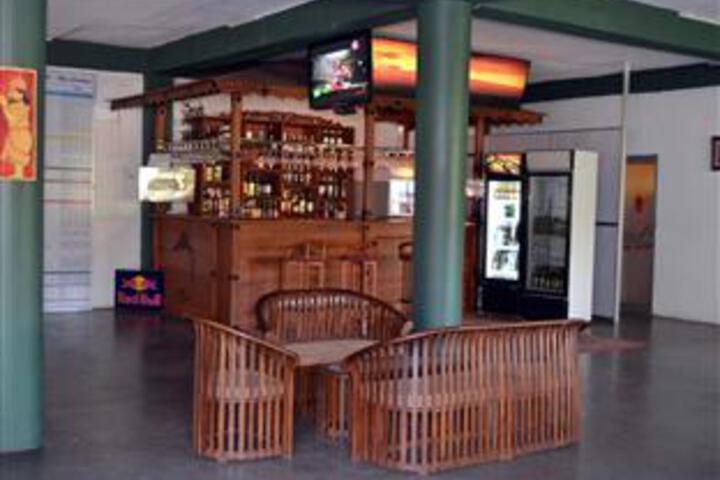 Lounge 4 of 5