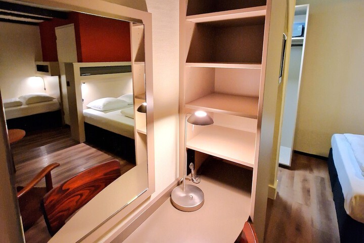 Room 46 of 118