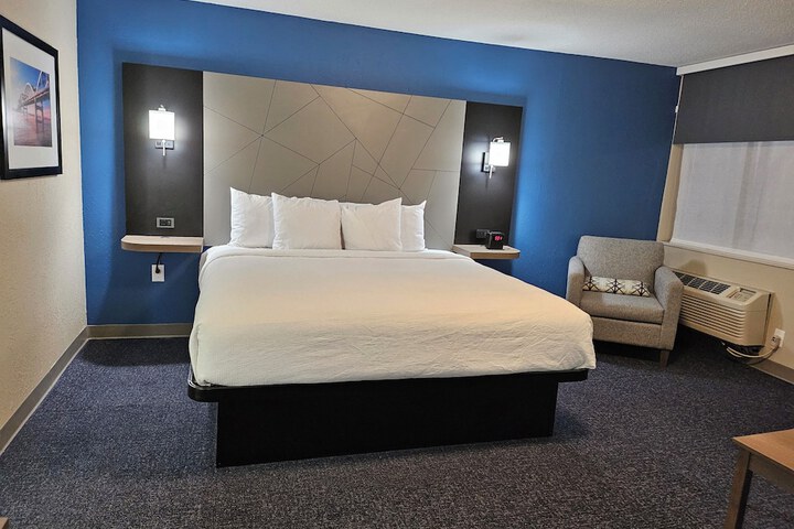 1 King Bed (2 of 19)