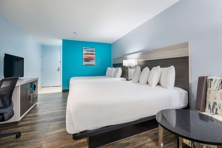2 Queen Beds (2 of 9)