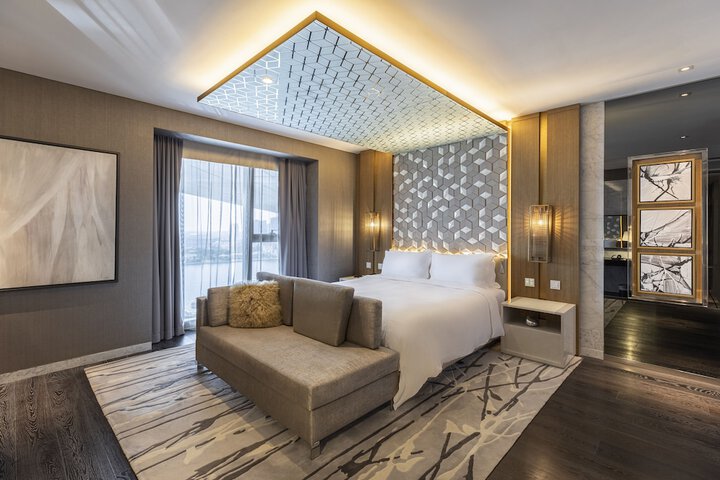 Room 4 of 170