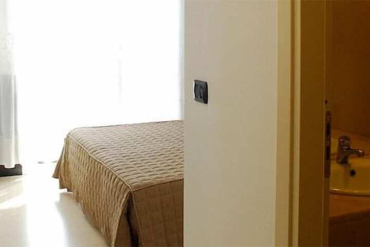 Room 11 of 80