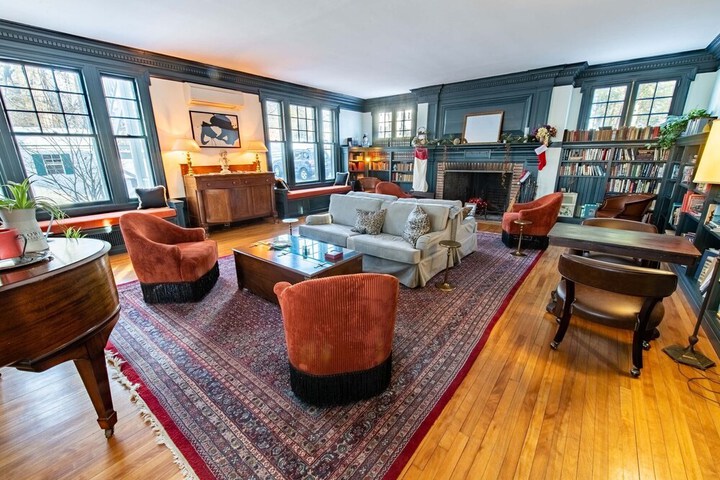 Lounge 44 of 61
