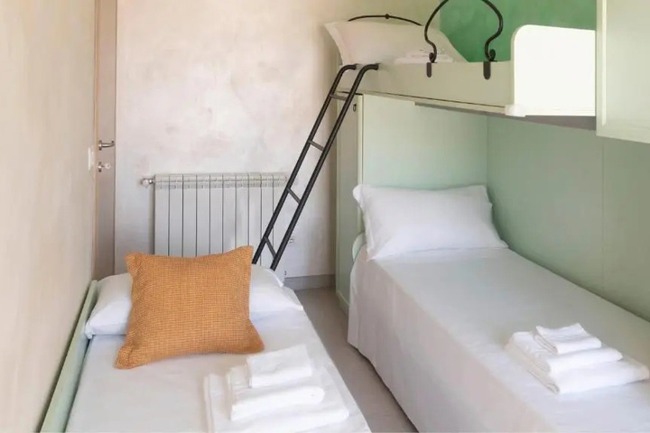 Room 5 of 16