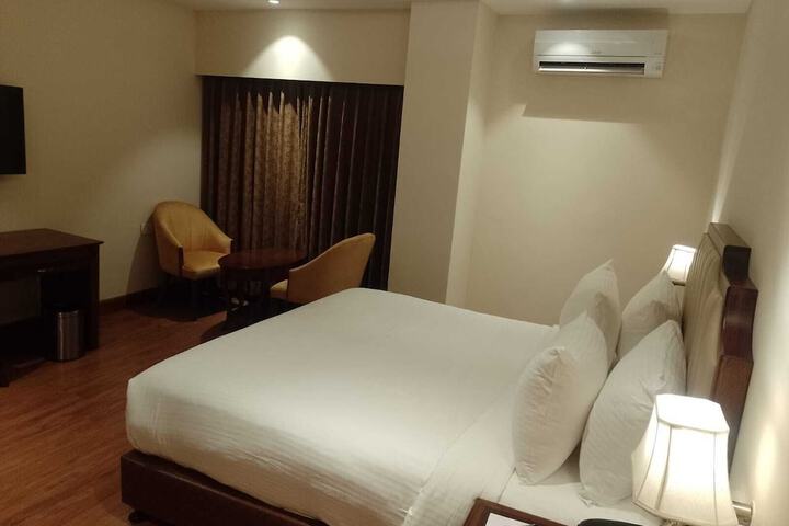 Room 4 of 8