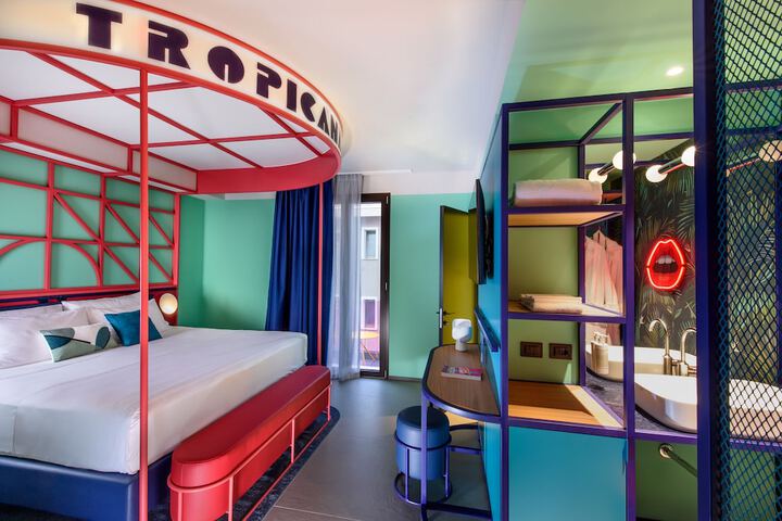 Room 25 of 127