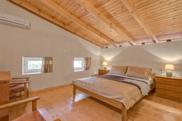 Room 4 of 11