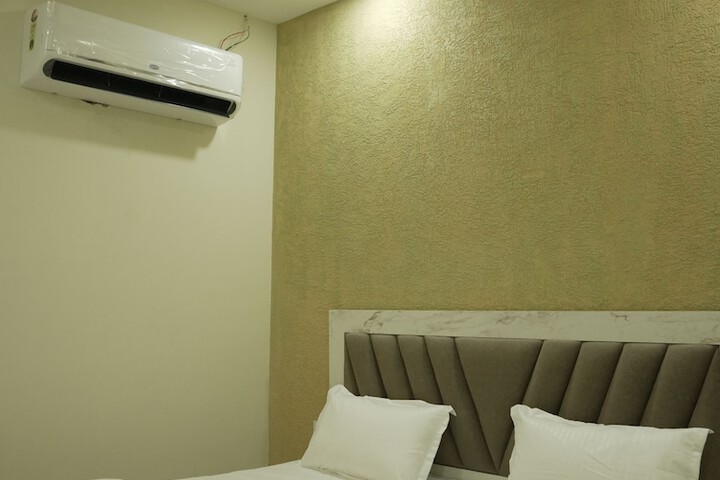 Room 4 of 15