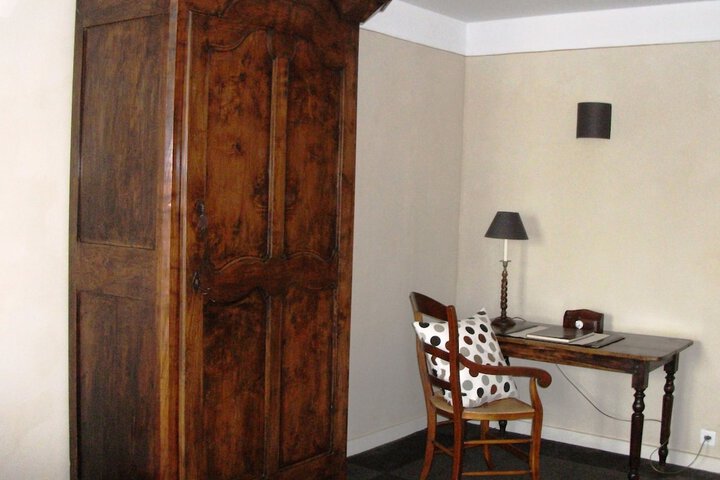 Room 10 of 32