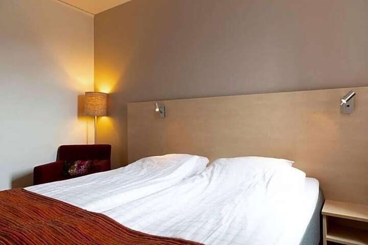 Room 9 of 32