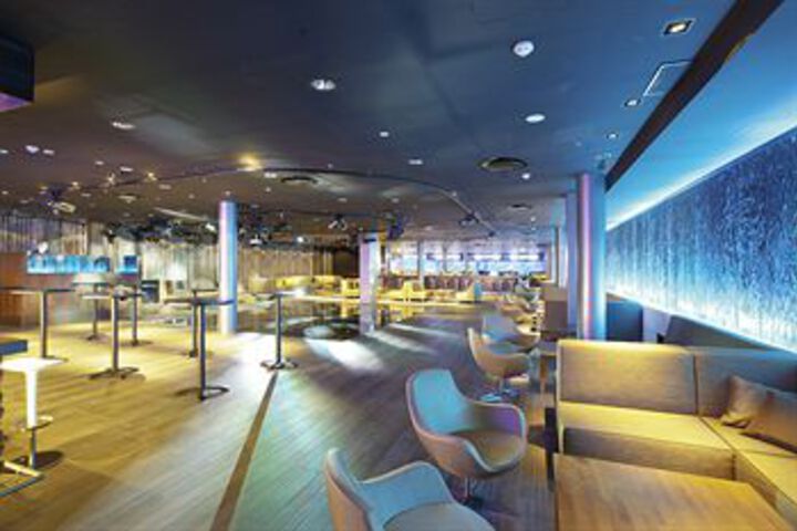 Lounge 35 of 60