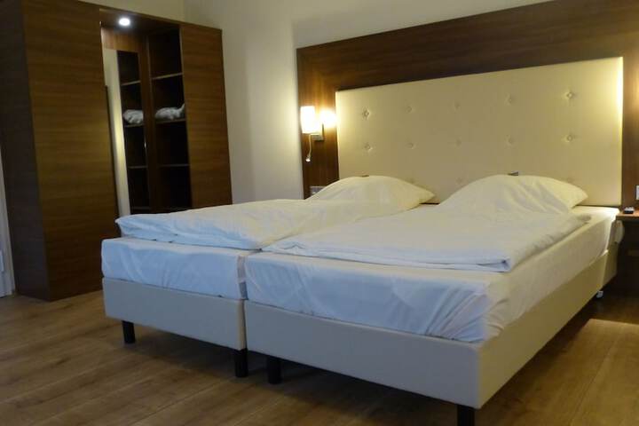 Room 6 of 18