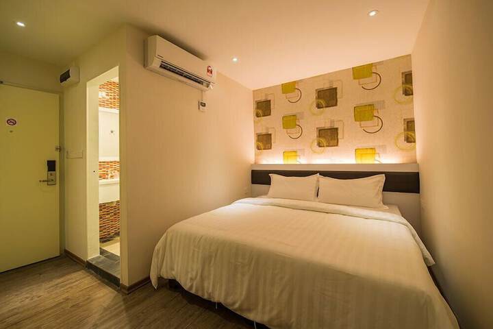 Room 10 of 28