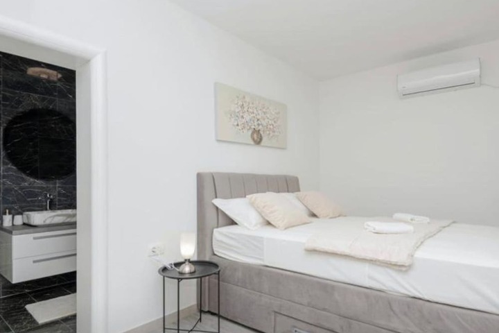 Room 4 of 25