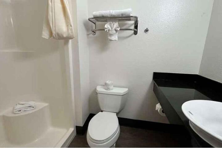 Suite 1 Queen Bed Sofa Bed Full Kitchen Washer and Dryer Work Desk Continental Breakfast (1 of 7)