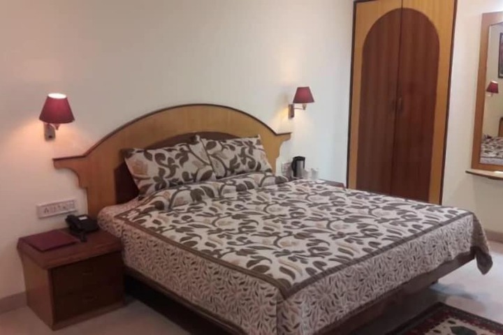 Room 4 of 12