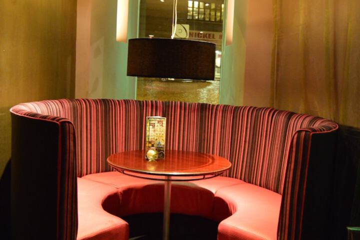 Lounge 32 of 34