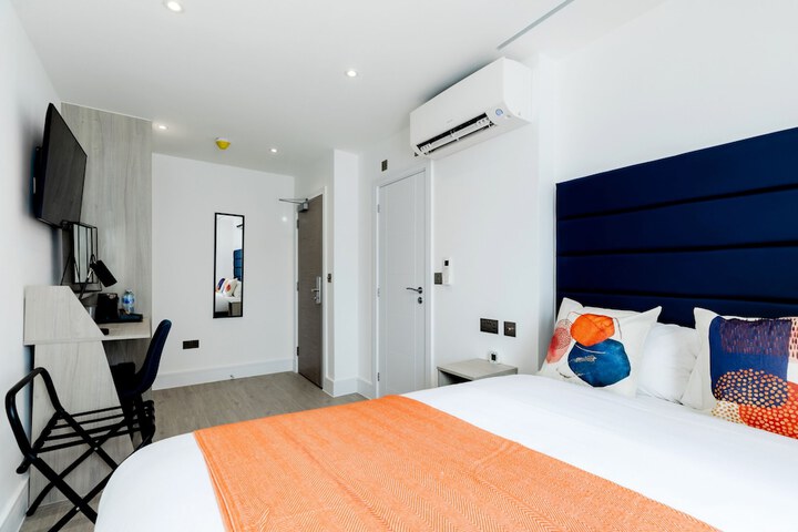 Room 8 of 106