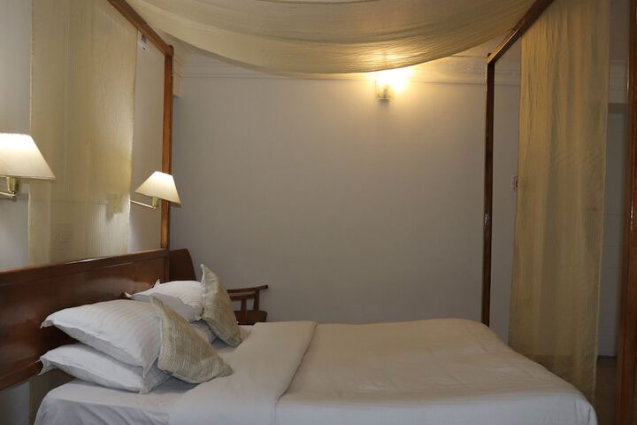 Room 7 of 18