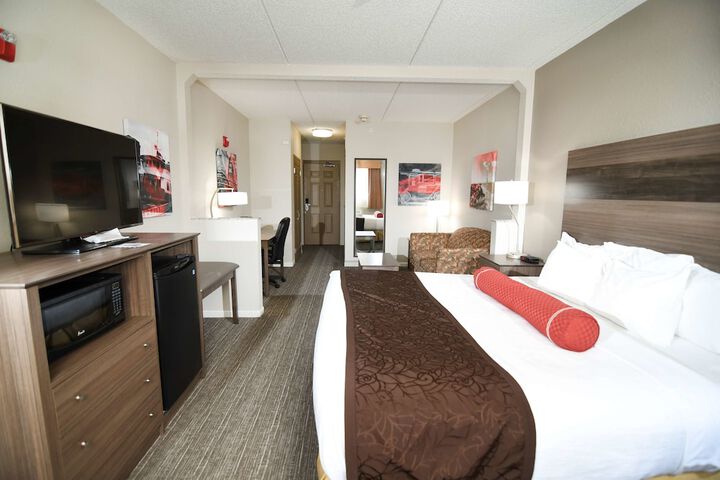 Accessible Suite King Bed Accessible Bathtub Microwave and Refrigerator WiFi Non S (30 of 39)