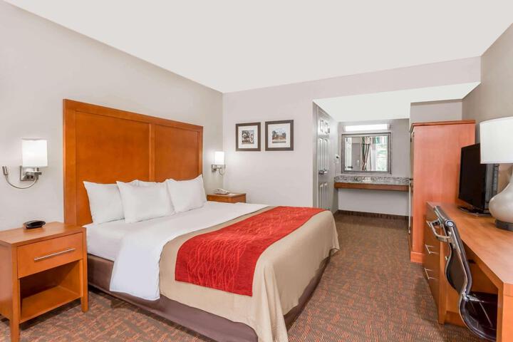1 King Bed (2 of 8)