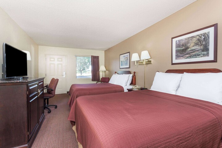 1 Queen Bed (3 of 7)