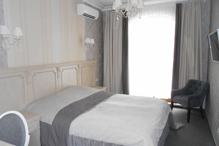 Room 9 of 103