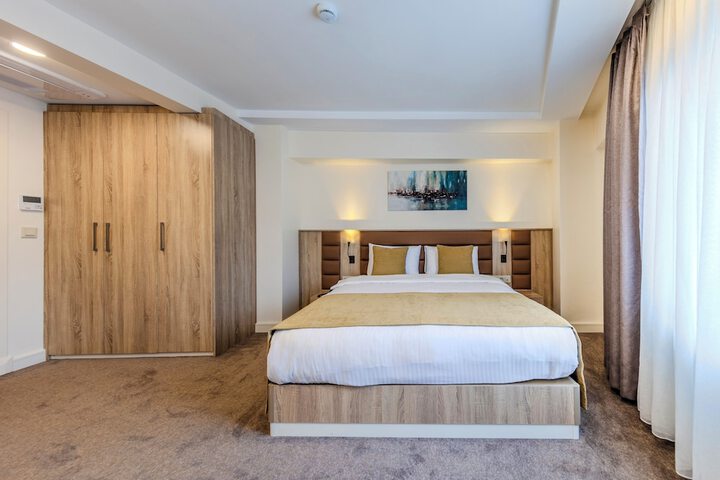 Room 15 of 170