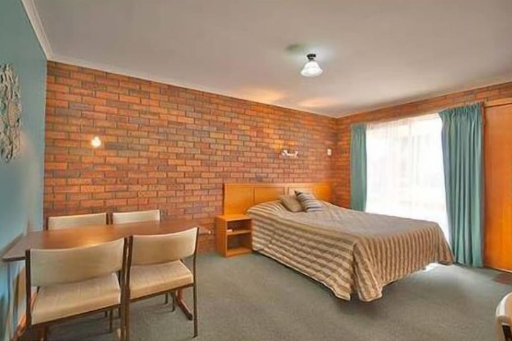 Room 12 of 33