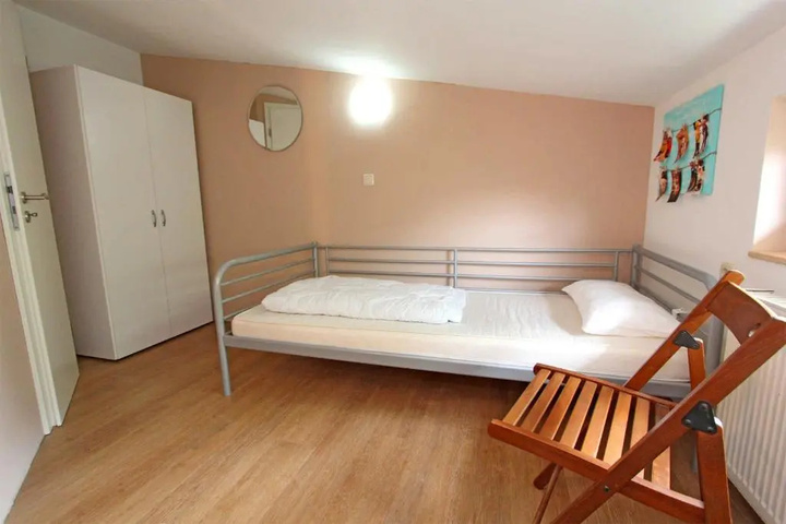Room 4 of 11